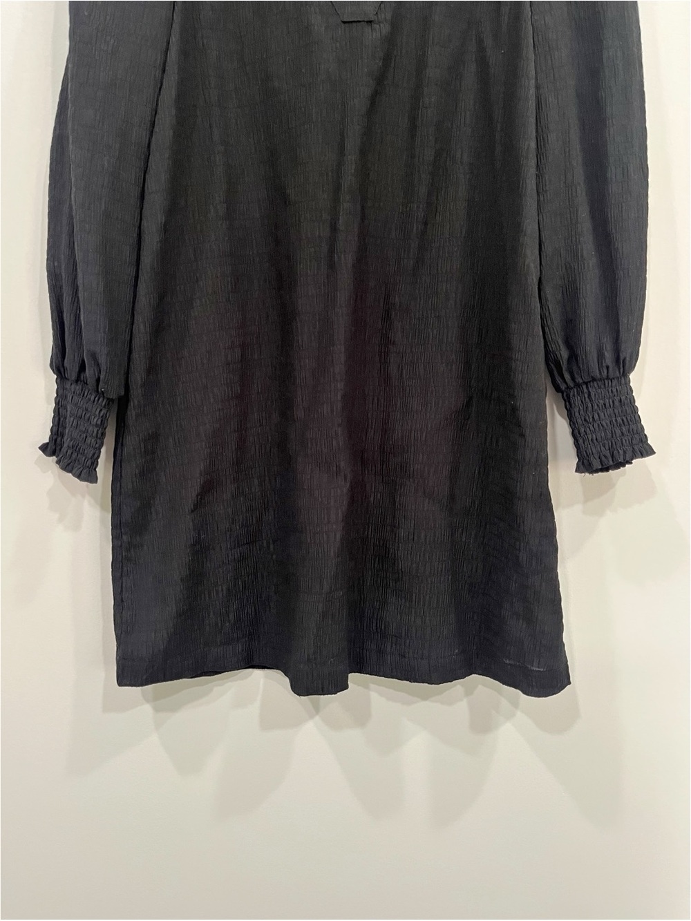 BB Dakota by Steve Madden Black Textured Mini Dress XS Puff Sleeve V-Neck - Picture 6 of 9